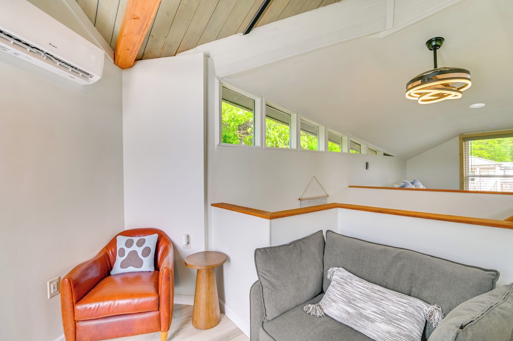 2 Mi to Msu: Tiny Home w/ Furnished Deck!