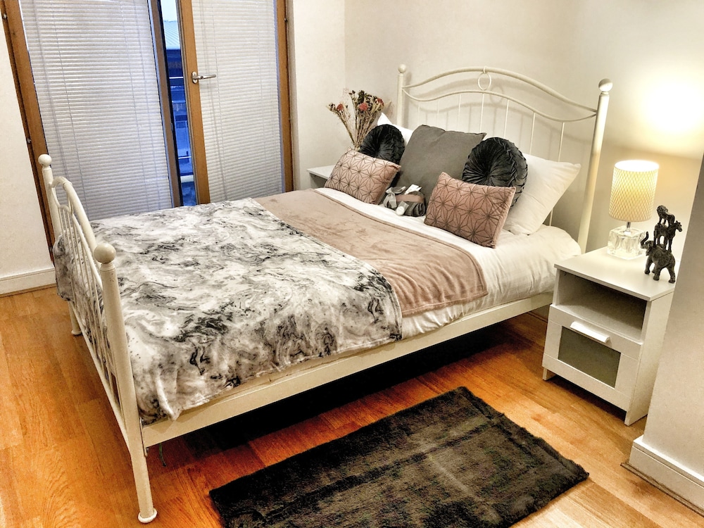 Elegant Apartment in The Wharf view 4