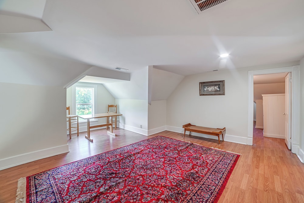 9 Mi to Kentucky Lake: Spacious Victorian Home!
