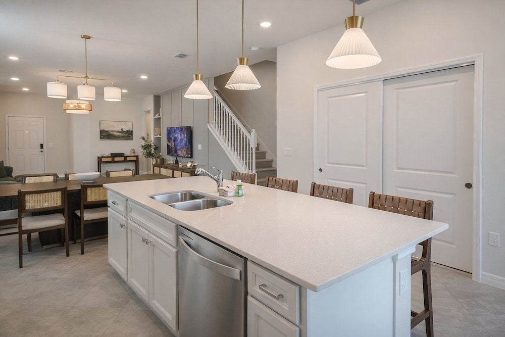 Luxury 5BR Home w/ Pool, Cinema & Game Room