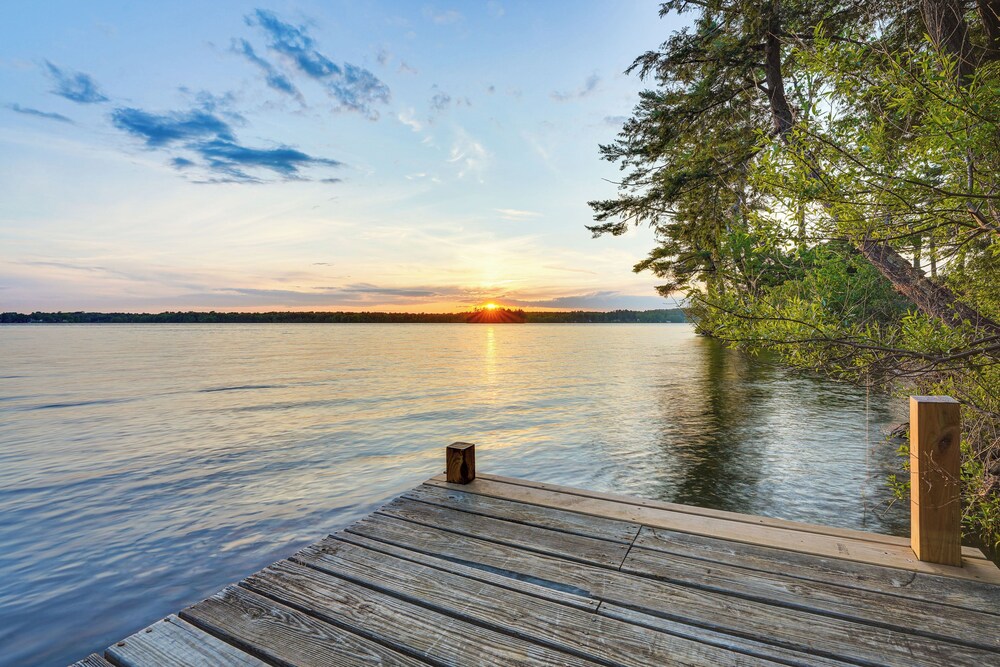 Peaceful Lakefront Maine Cabin w/ Sunset Views