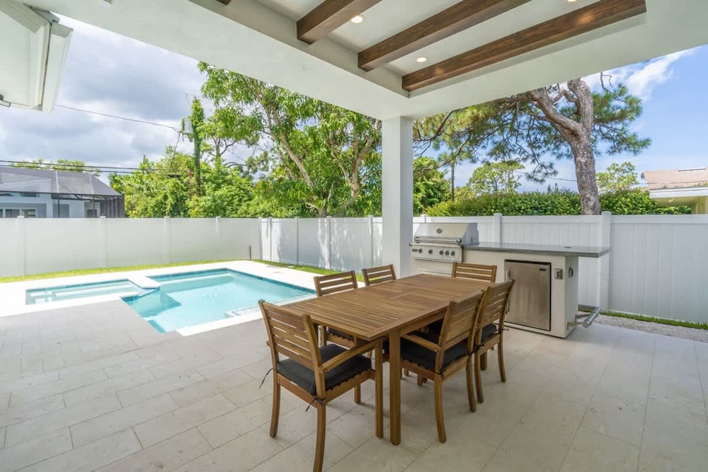 Stunning Vanderbilt Beach House With Heated Pool
