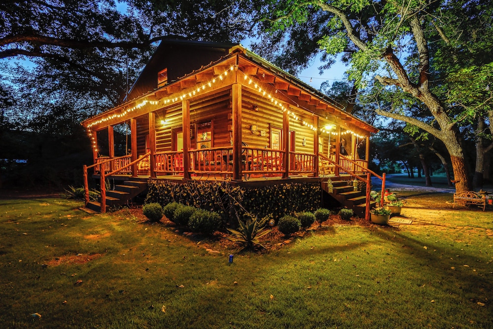 Private Pool: Fun Riverfront Retreat in Hamilton!