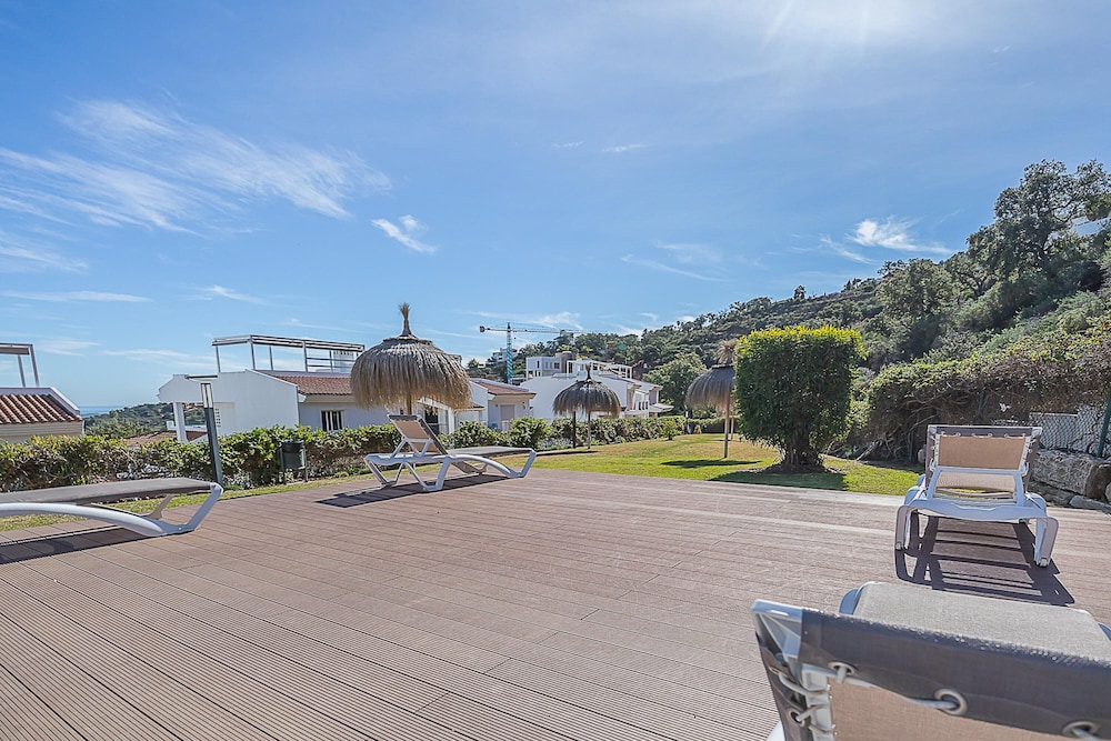 Apt Mairena Forest sea View & Pool