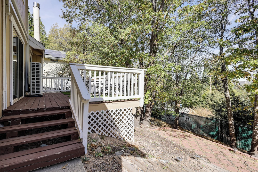 Home w/ 2 Decks - 2 Mi to Lake Gregory Dog Park!