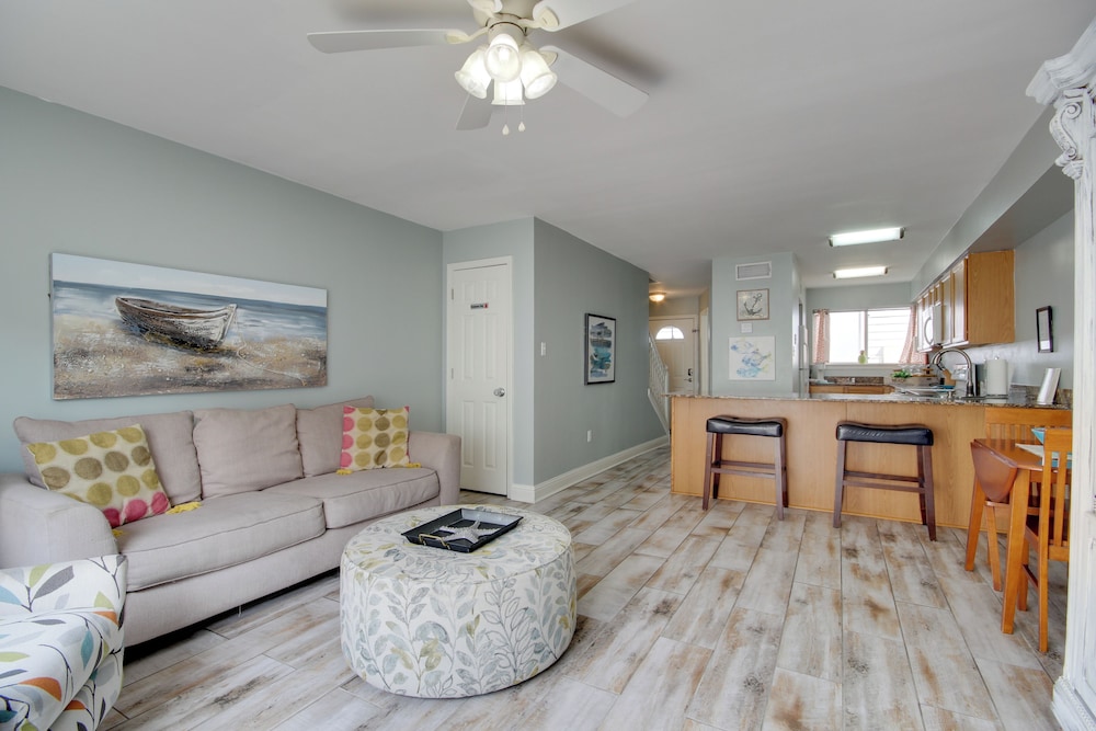 Near Beach & Casinos: Biloxi Condo w/ Pool Access