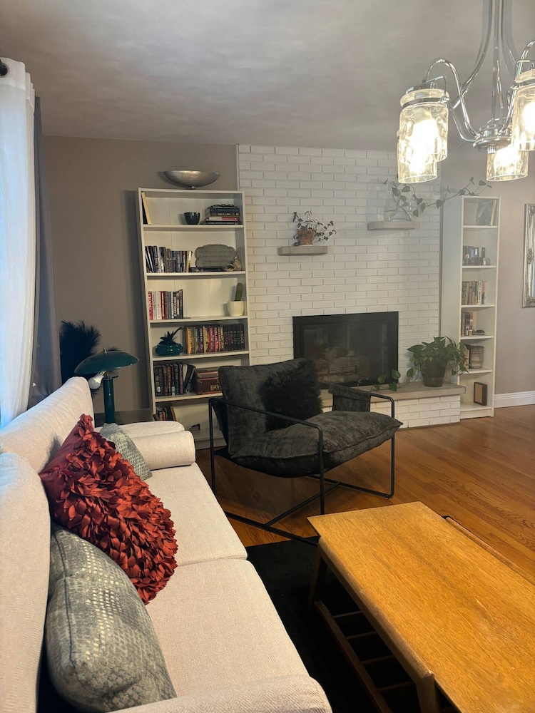 Luxury Modern Stay - 2000 Sqft
