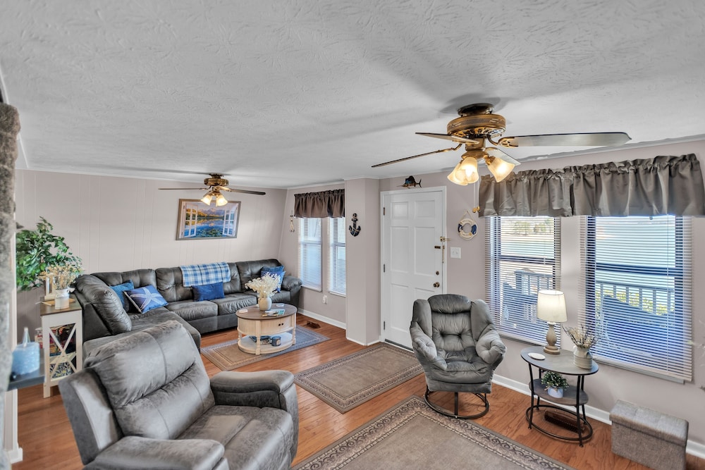 Beautiful Lakeview Chateau With Stunning Views 3 Bedroom Home