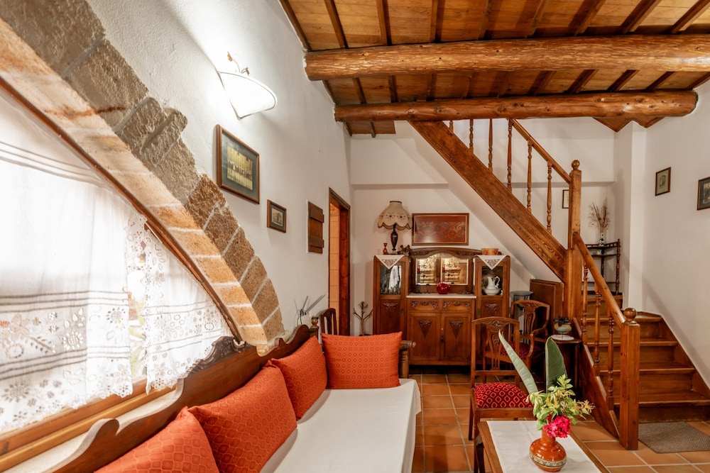 Agapi s Charming Retreat - Rustic Escape By Chania