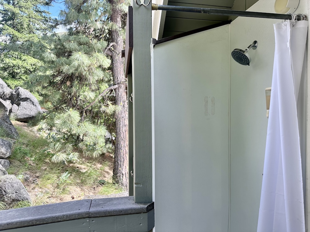 Icicle Chalet 1 Bedroom Cabin