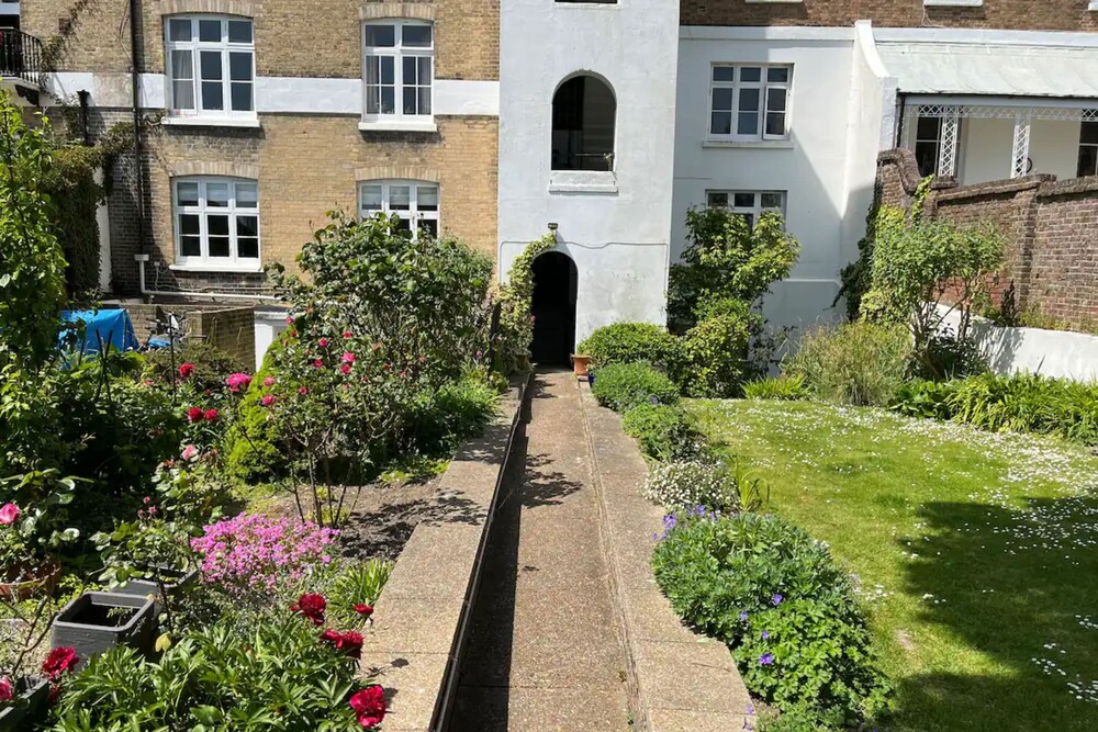Beautiful 2BD Flat With a Garden - East Brighton
