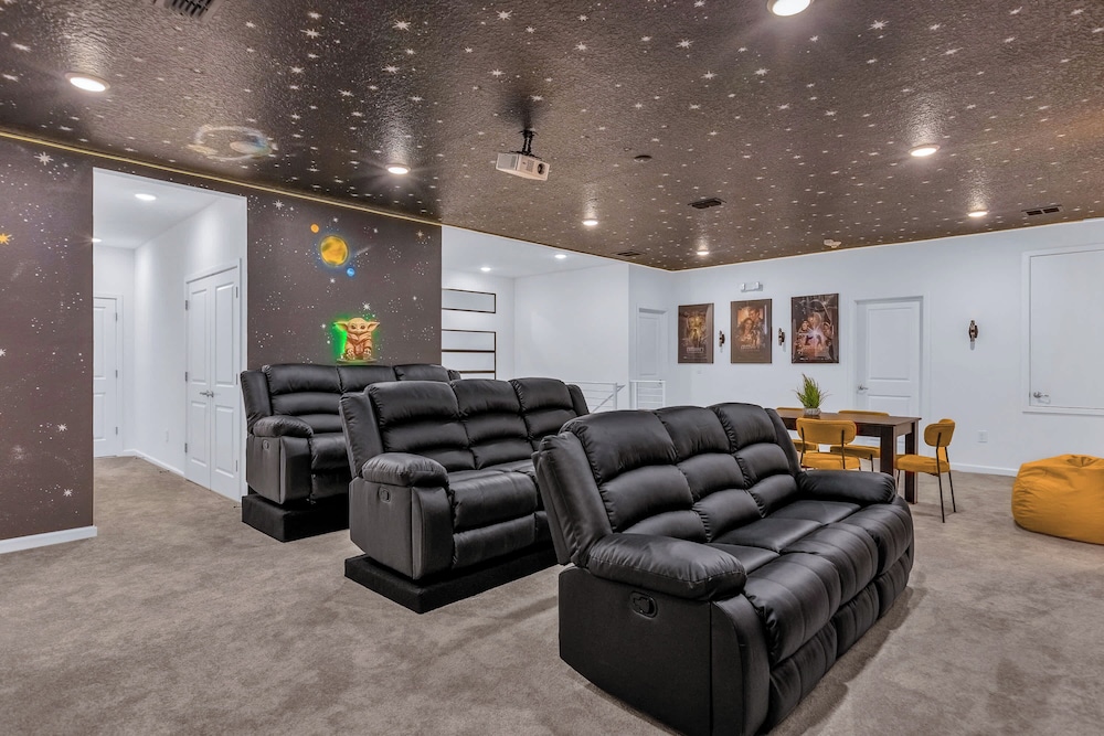 Upstay Epic 15br Mansion for Big Groups Near Parks