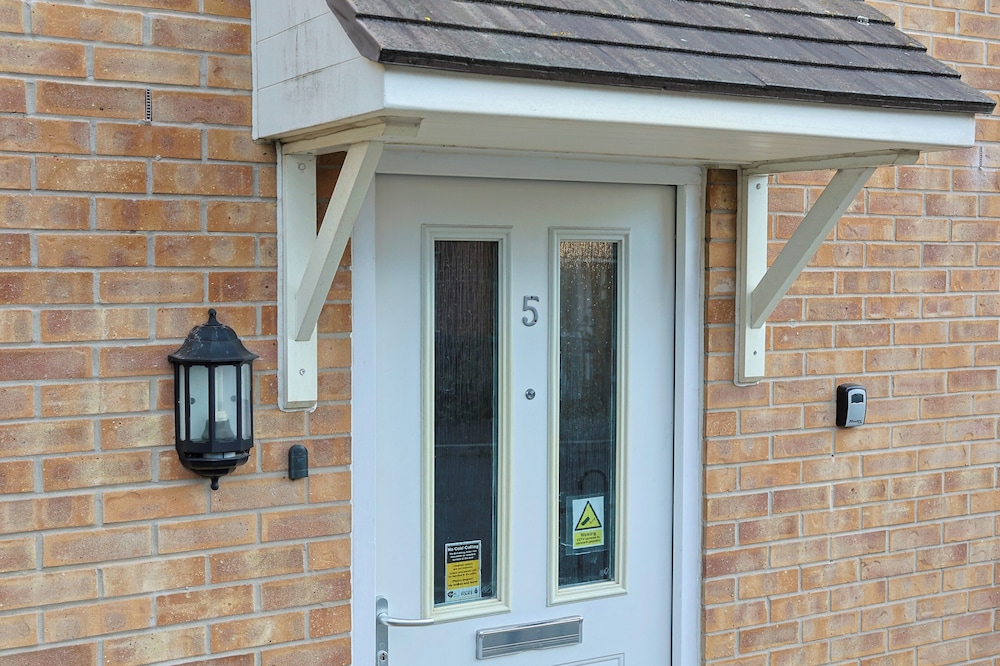 Manchester 3-beds, Sleeps 6 With On-site Parking