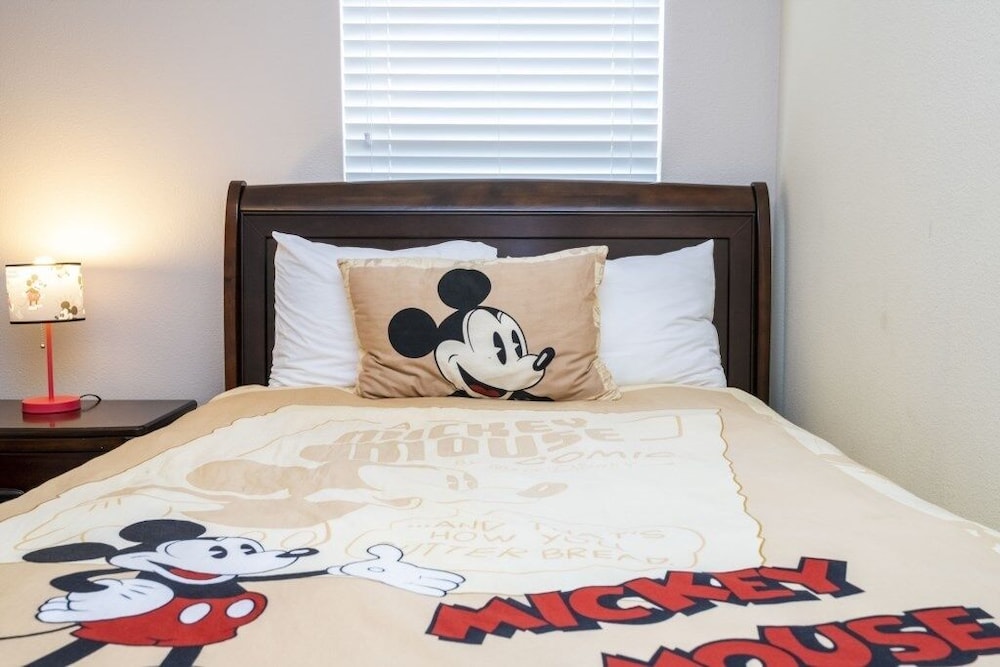 Family Pool Home Near Disney!! Modern Decor, Bbq ,resort W/ Tons Of Amenities! 6 Bedroom Home