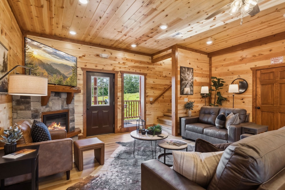 Splash Mountain Lodge 8 Bedroom Cabin