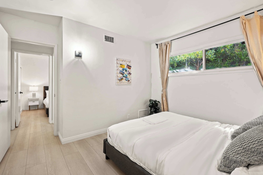 Modern 5BR Villa w AC Fast Wifi Near Crypto