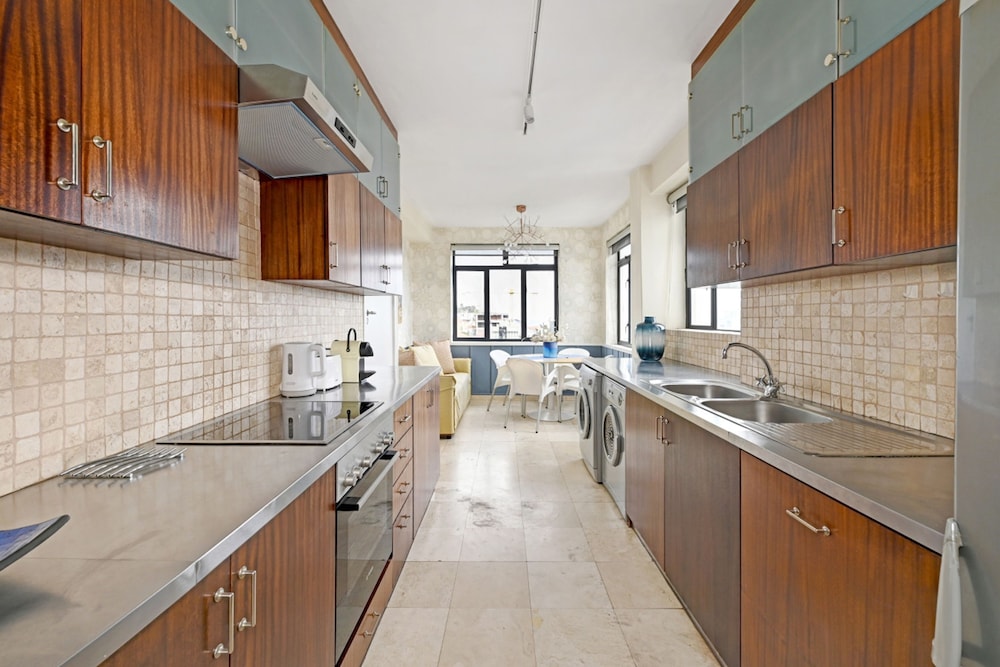 2 Bed Bantry Bay City and Sea View 100m to Beach