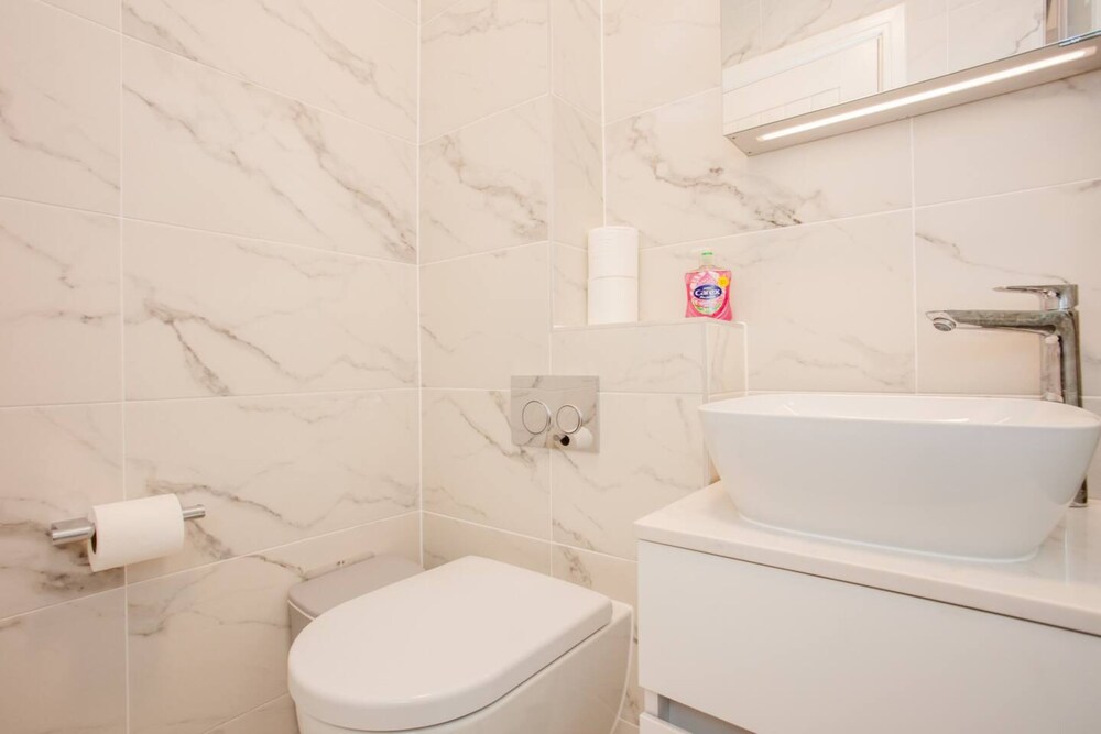 Designer 2 Bedroom Apartment in West London