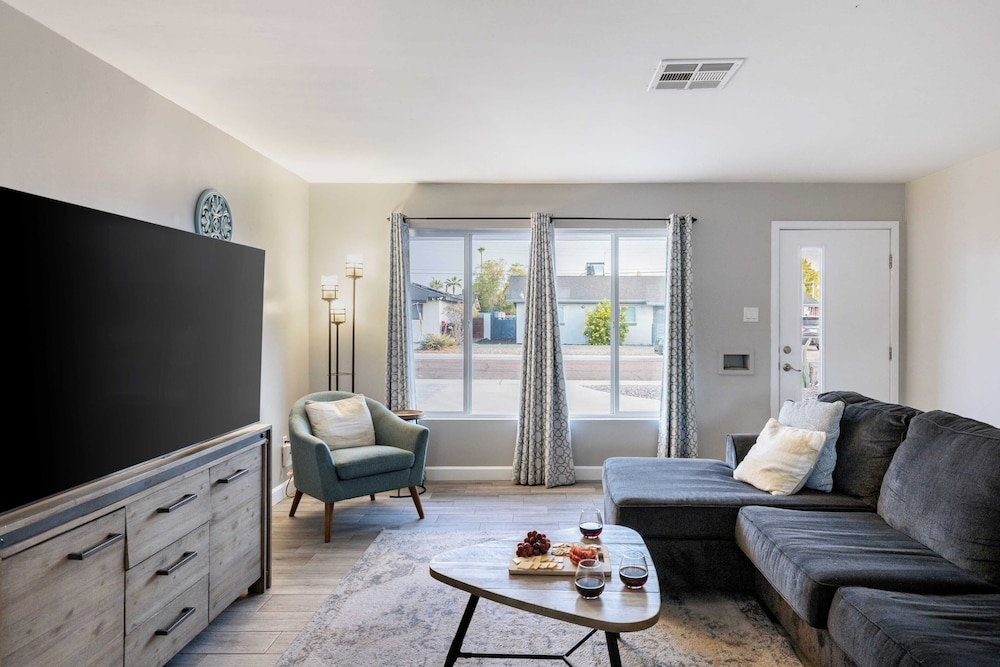 Indianola Oasis Private Pool, Outdoor Living & Old Town Access