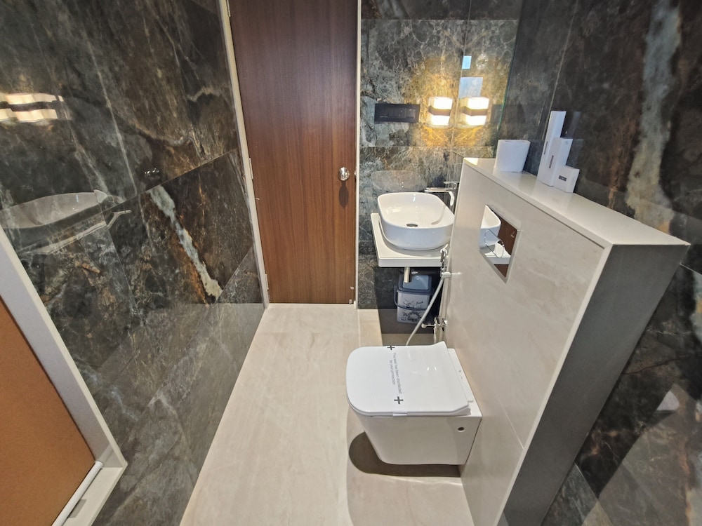 Hotel Saffron Grand Thane