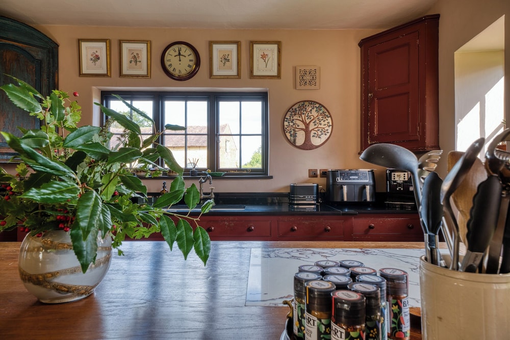 Stunning 4BD Home in Worcestershire