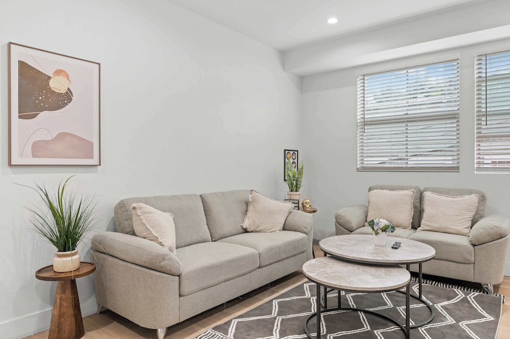 Not Affected by the Fire/modern Spacious Home With Parking & Fully Equipped Kitchen #3