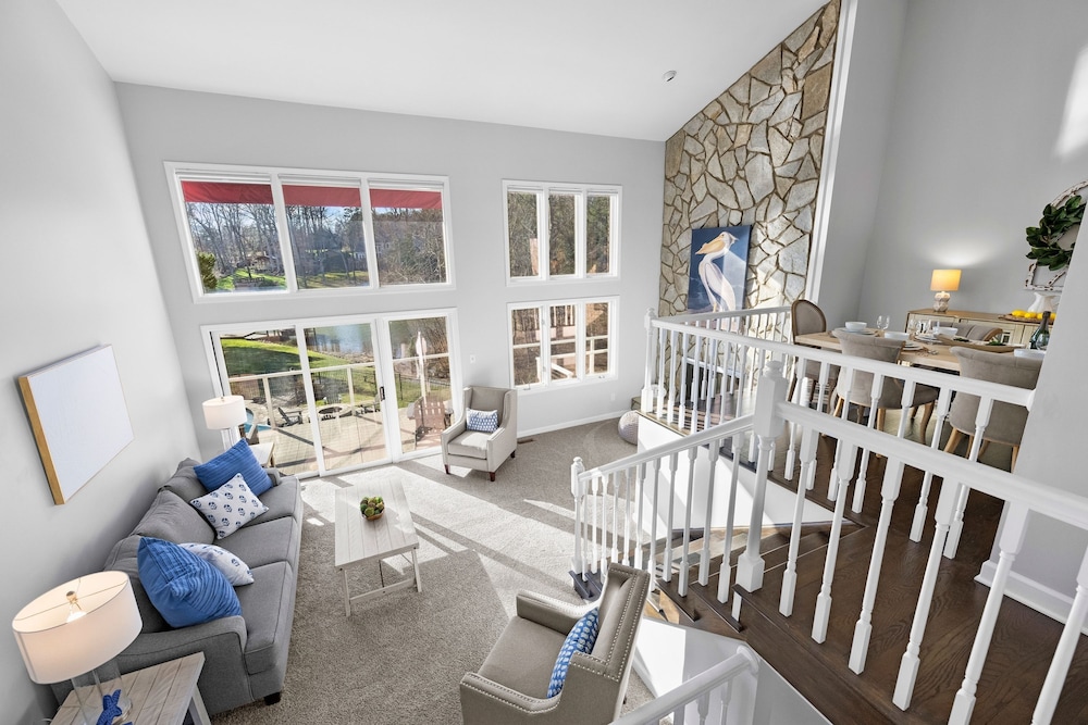 Sun Up Sun Down by Avantstay Pool w Waterfall