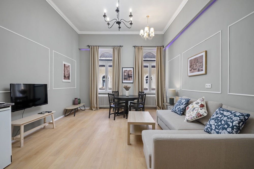 Venus Apartments - Akacfa street I view 2