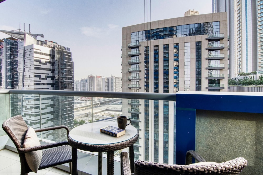 Amazing 1 BR Apartment Damac Mall Street