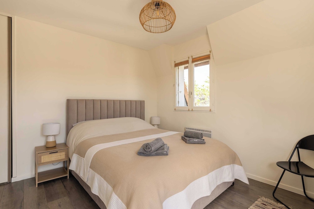 Renovated Apartment Sleeping 6 - Pool and Tennis view 5
