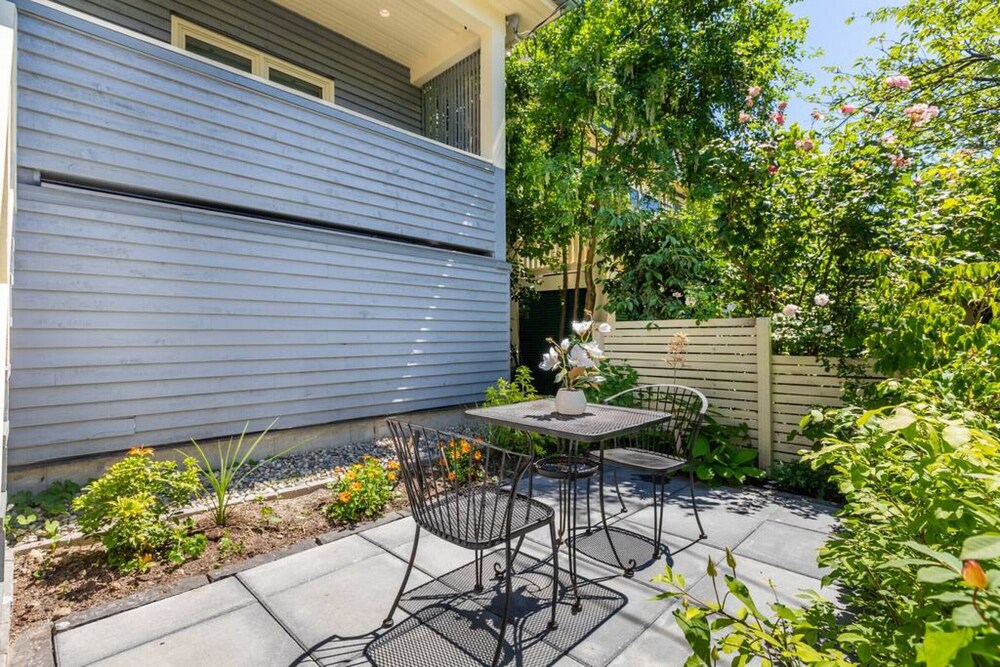 Commercial Drive New 3 Bdrm Home 2 Flex Rooms -5 min to Downtown 22km Seawall