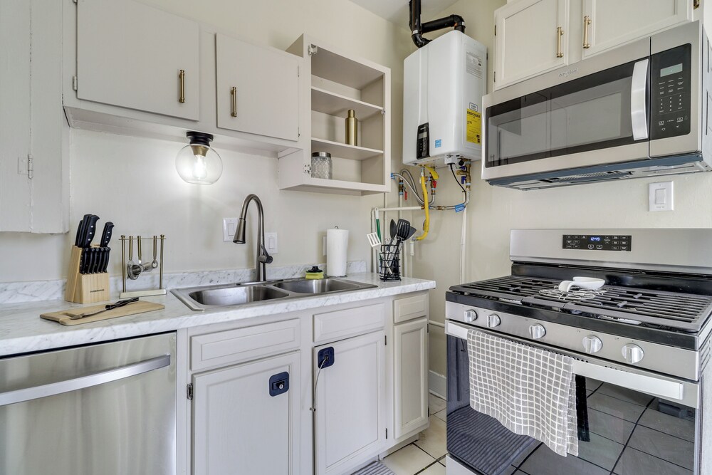 2 Mi to Old Town Abq: East Downtown Triplex Unit