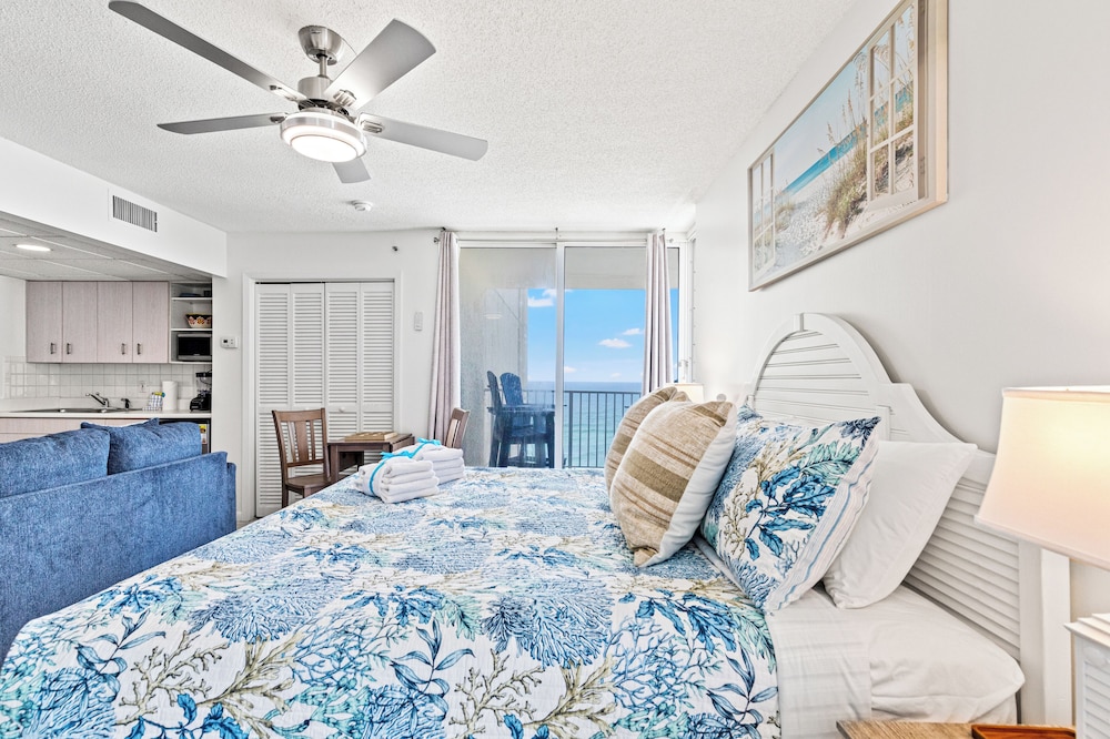 Coastal Hideaway: Cozy Beachfront Studio Sleeps 4 With Stunning Views!