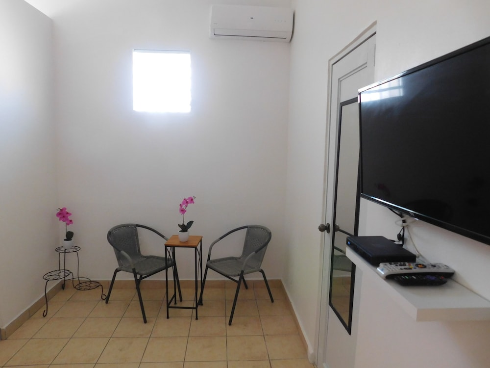 Henry's GuestHouse - Hostel