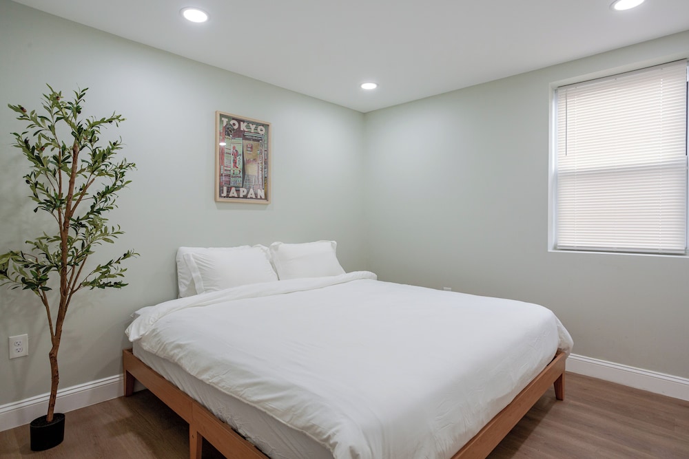 Stylish Minimalist Stay in City Center