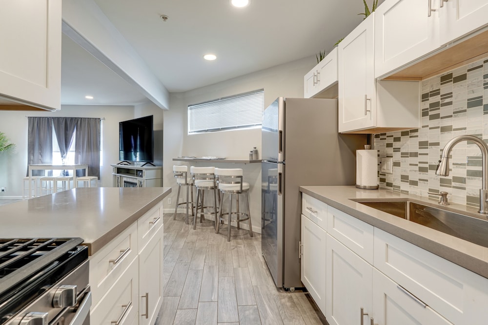 2 Mi to Old Town Scottsdale: Sleek Apartment
