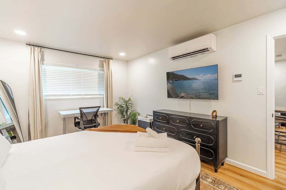 Designer Living Pet-friendly UNR 2BR 1BA