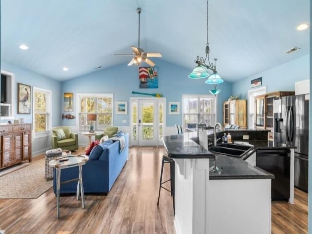 Atlantis Blue - Relaxing Beach Getaway Home Directly Across The Street From Beach Access! 5 Bedroom Home by RedAwning