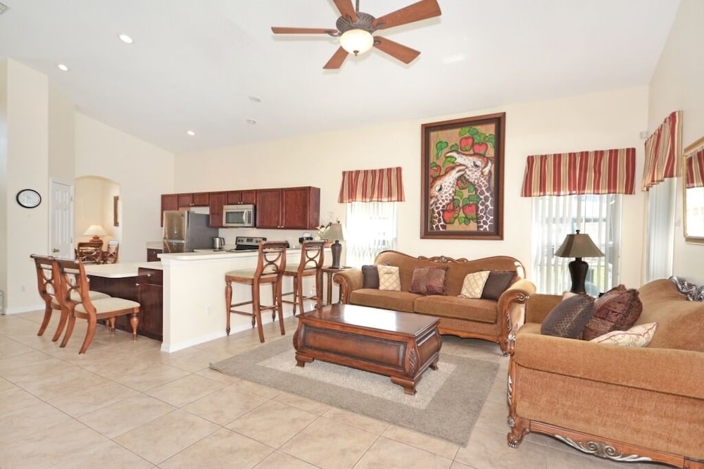 Beautiful 5 Bedroom Home With Large South-facing Pool