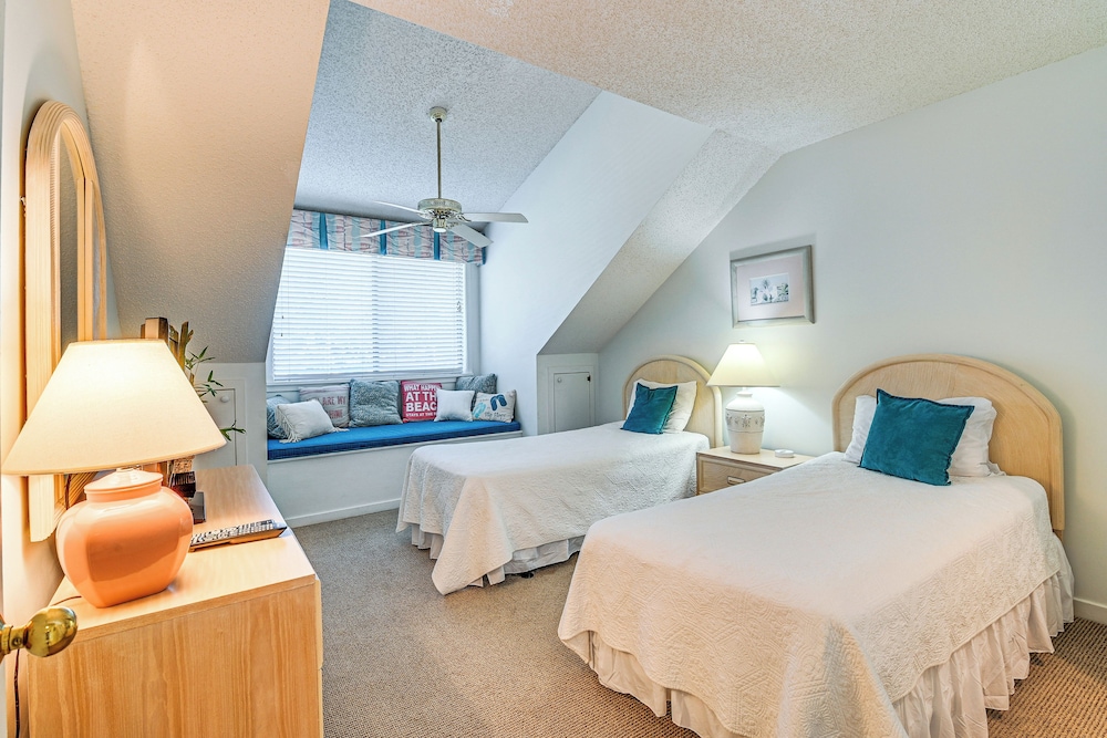 Unwind Poolside & Walk to Ocean! Myrtle Beach Unit