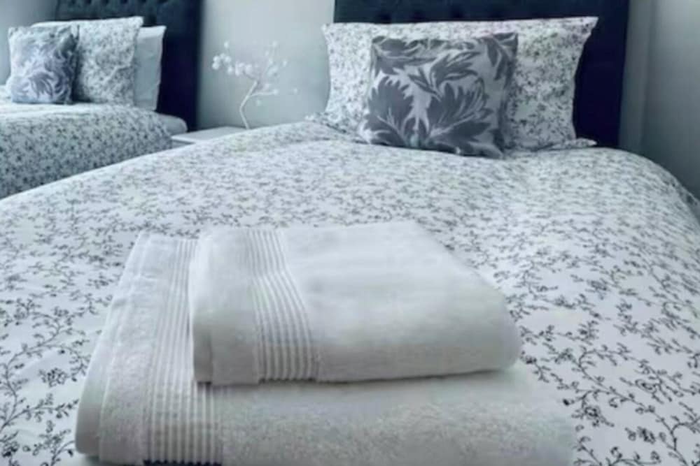 Lodge - Sleeps 18, pet Friendly & Free Parking