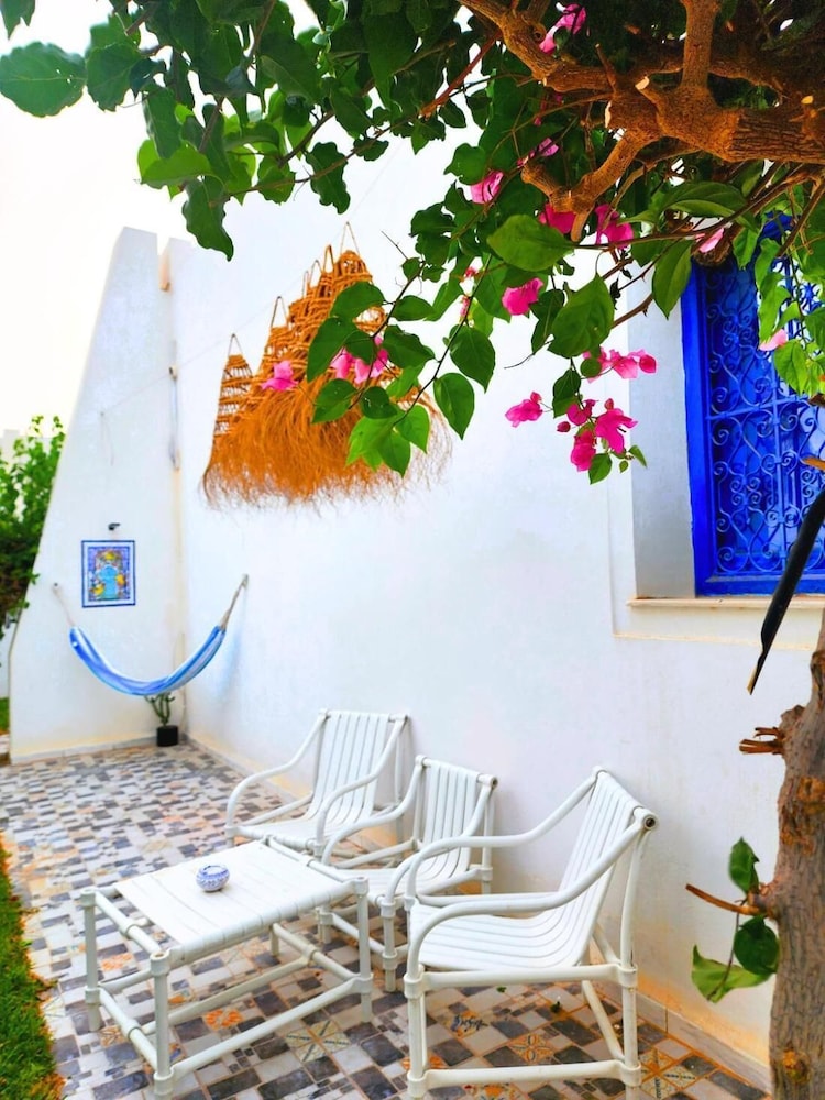 Charming Villa in Midoun, Tunisia With Private Entrance and Stunning Garden View