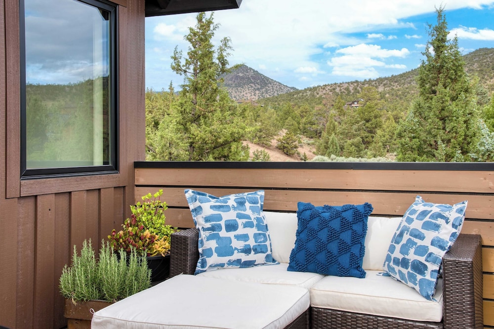 Brasada Ranch Retreat w/ Hot Tub + Views Resort Access w/ Pools, Horseback Riding, Sports, and More Hat Rock Loop by Avantstay