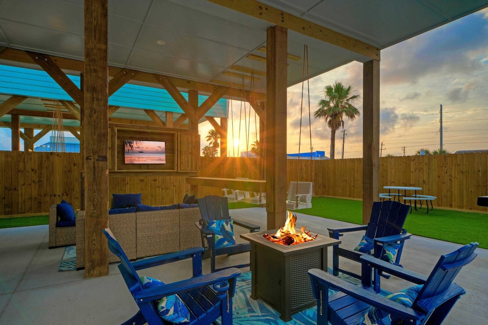 Deja Blue Coastal Retreat w/ Pool, Firepit, BBQ & Outdoor TV Lounge
