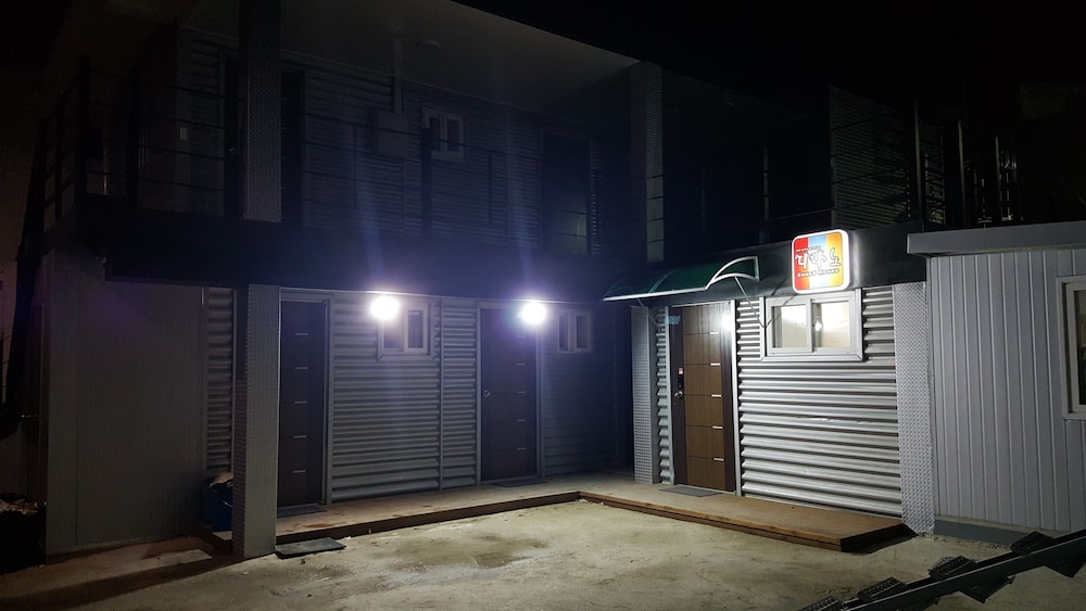 Ninano Guesthouse - Hostel