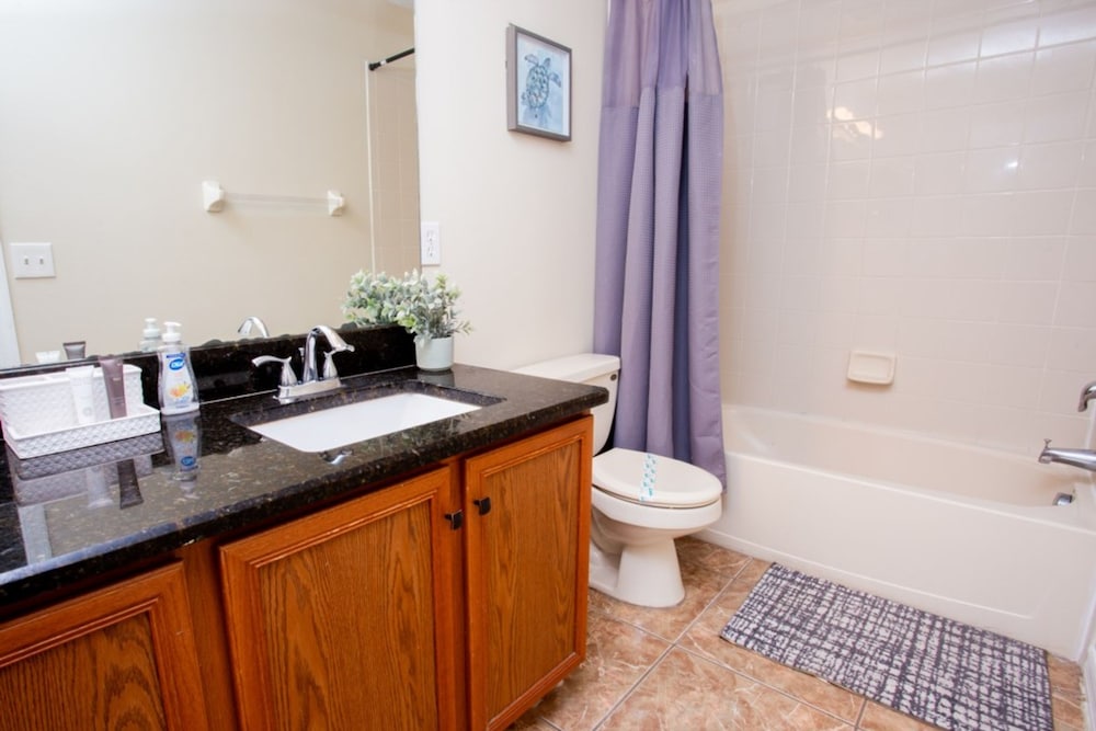 Cheerful 5 bed - 4 Bath Spacious Home