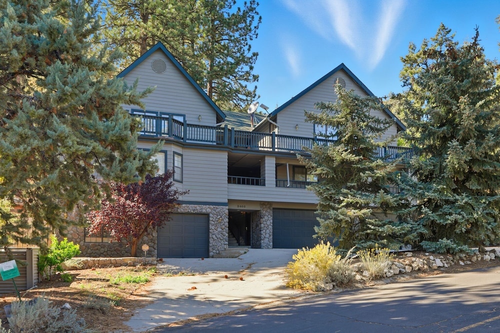 Spacious Mountain Getaway Game Room & Gazebo 5 Bedroom Villa