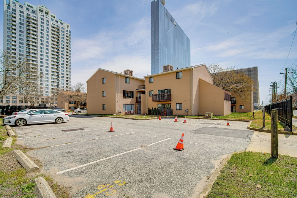 Walk to Casino: Condo w/ Balcony in Atlantic City!
