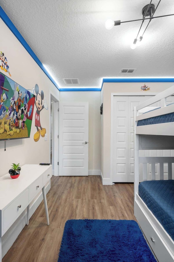 Beautiful 4BR Home w/ Modern Design