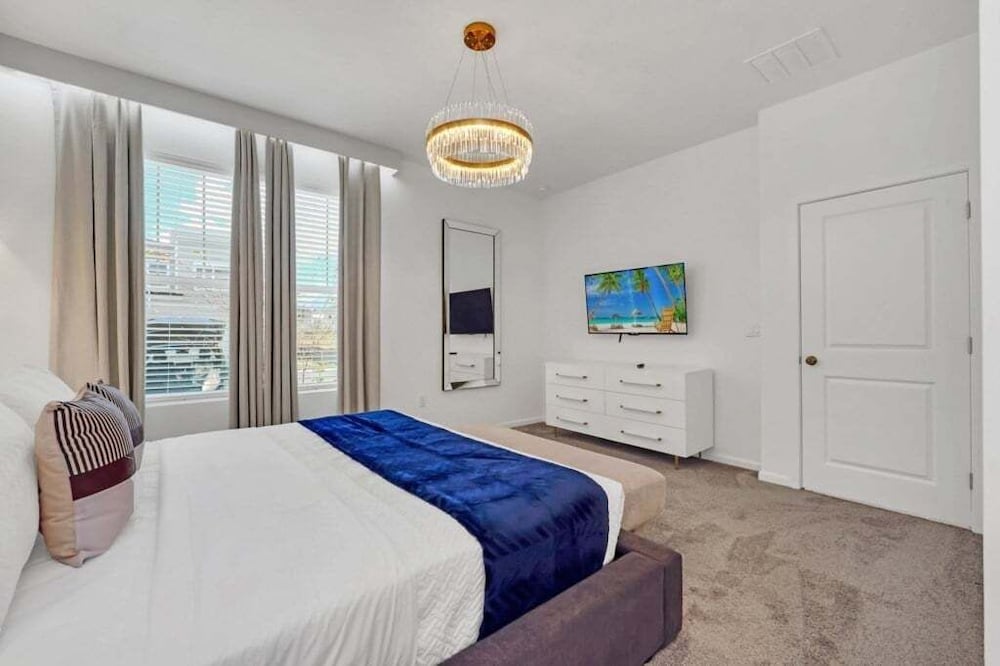 5 Bed 4.5 Bath Townhouse W/ Pool Solara 2307dist 5 Bedroom Townhouse